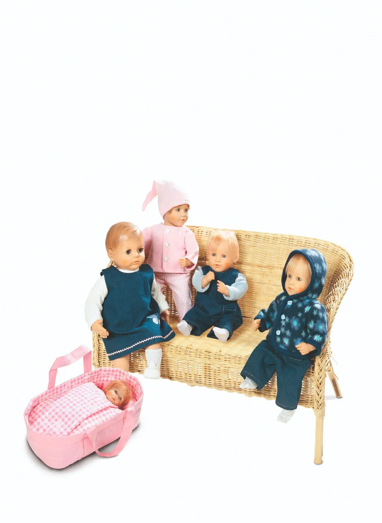 Burda Geel 8591 - Poppenkleertjes in variaties en reiswieg